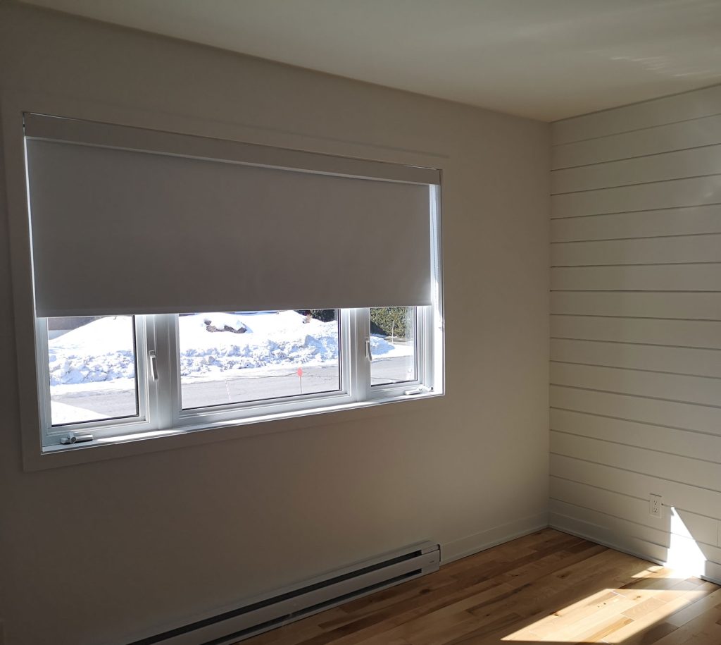 chambre-avec-plancher-de-bois-franc-et-habillage-de-fenetre-toile-banche-opaque