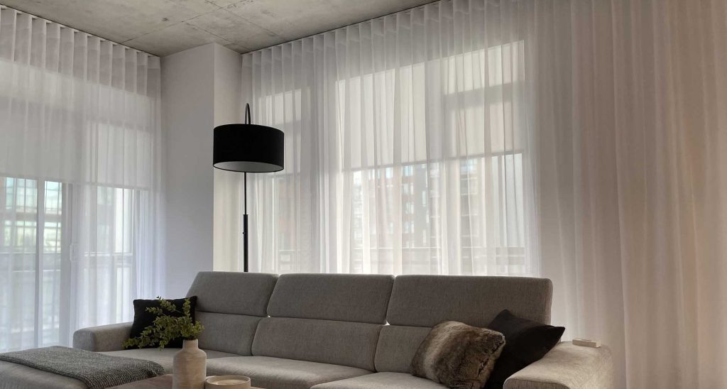 salon-moderne-rideau-blanc-sobre-habillage-fenetre