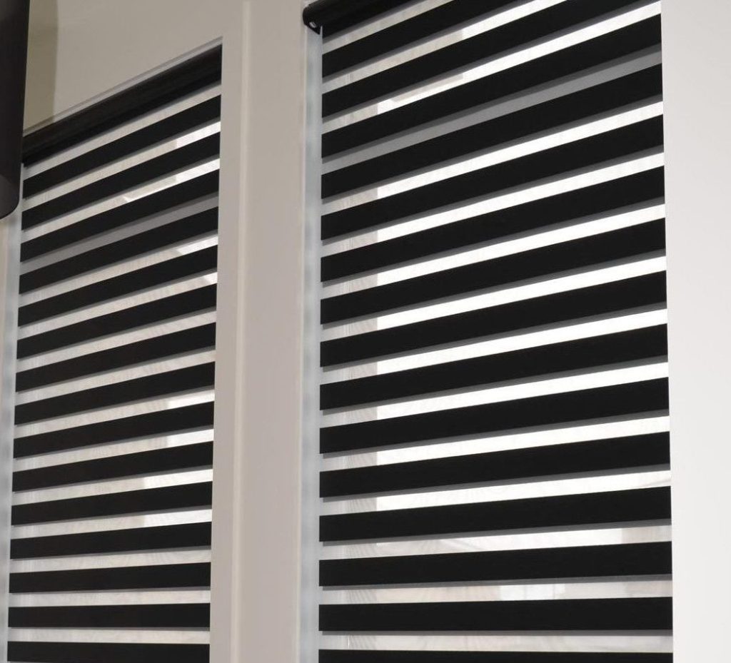stores-alternes-noir-mur-blan-habillage-fenetre